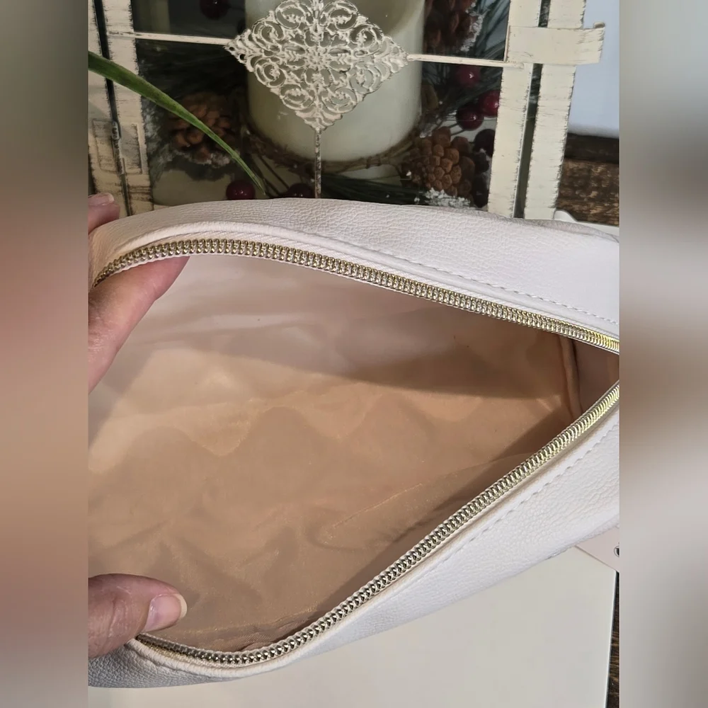 Disney Minnie Mouse Quilted Cosmetic Bag - Picture 6 of 6